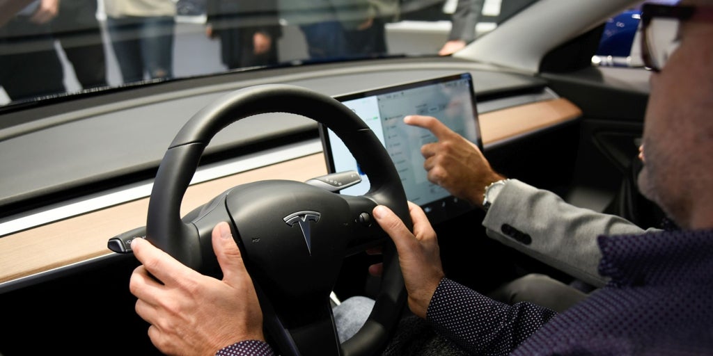 Tesla espera aprobar su conducción semiautónoma en China en 2026