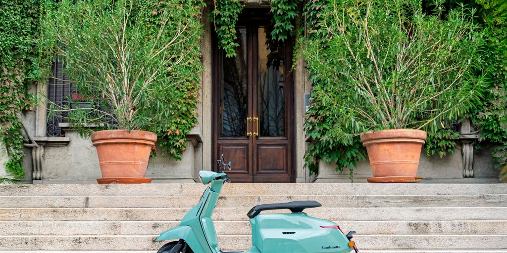 Lambretta presenta su primer escúter eléctrico, la Elettra S, y recupera su modelo J