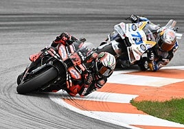 MotoGP echa el telón con un doblete de Aprilia, aviso a Ducati para 2026