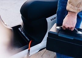 Barcelona presenta ayudas para la compra de ciclomotores eléctricos y la instalación de estaciones de baterías