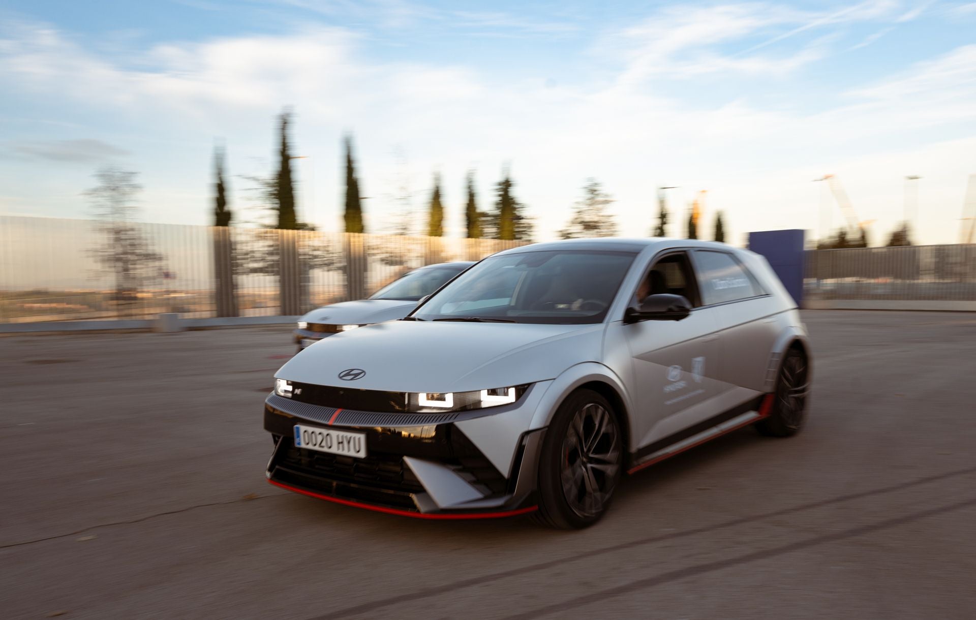 La primera prueba consistió en el aparcamiento imposible: elegir el hueco más difícil, evitar tocar obstáculos y completar la maniobra en tiempo récord. ¿Manual o con los asistentes de aparcamiento de Hyundai? Cada equipo decidió su estrategia antes de lanzarse al reto. En la segunda prueba, frenada milimétrica, los diferentes equipos tuvieron que mostrar su destreza para -sin rebasar los 40 km/h- acelerar, frenar y detener el coche a escasos centímetros de una puerta láser