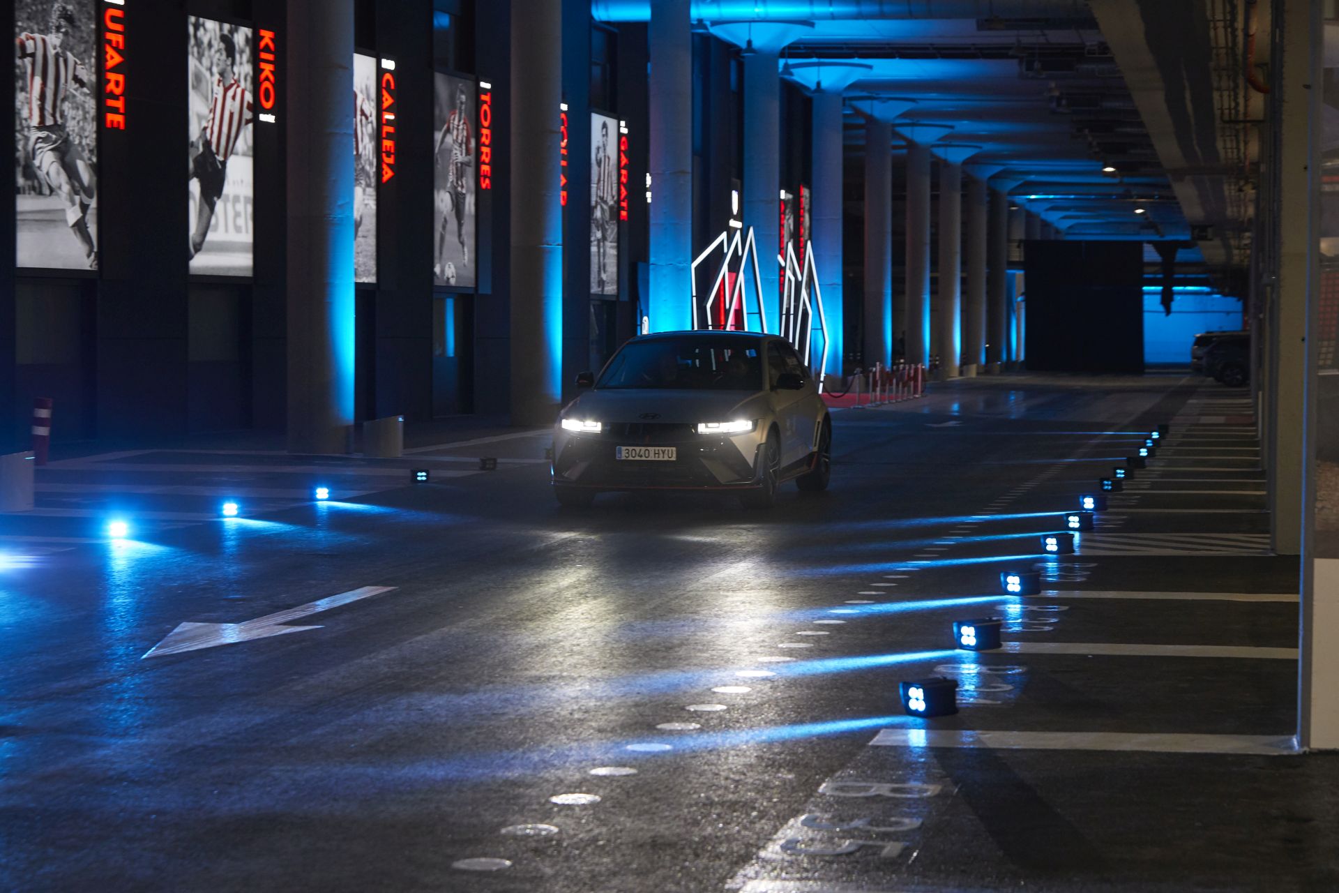 Jugadores, pilotos y aficionados se enfrentaron a dos retos que pusieron a prueba su control y precisión. La primera prueba consistió en el aparcamiento imposible: elegir el hueco más difícil, evitar tocar obstáculos y completar la maniobra en tiempo récord. ¿Manual o con los asistentes de aparcamiento de Hyundai? Cada equipo decidió su estrategia antes de lanzarse al reto. En la segunda prueba, frenada milimétrica, los diferentes equipos tuvieron que mostrar su destreza para -sin rebasar los 40 km/h- acelerar, frenar y detener el coche a escasos centímetros de una puerta láser