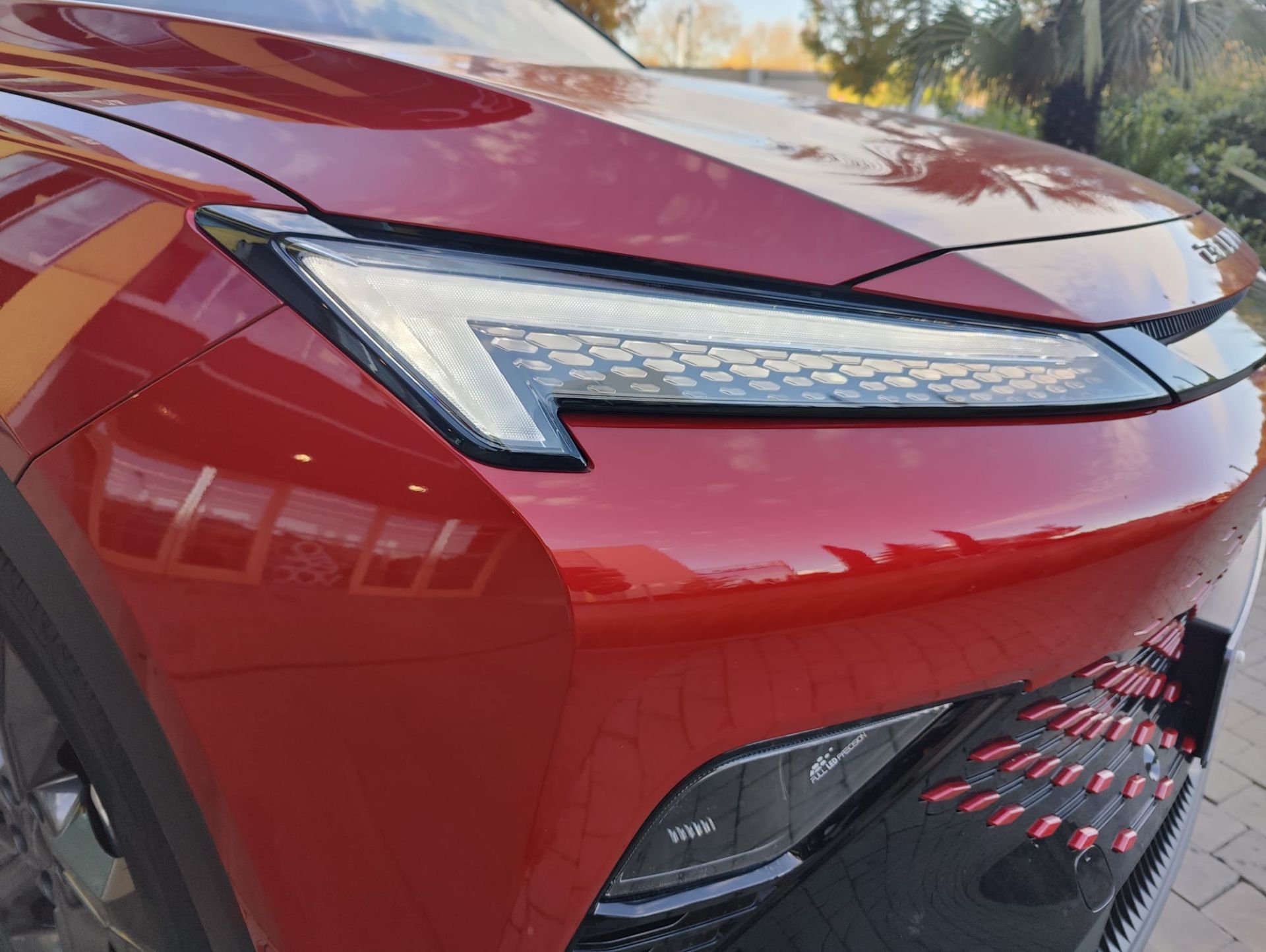 Combina líneas modernas y detalles sofisticados –que reflejan innovación y calidad– lo que le otorga una presencia inconfundible en la carretera.