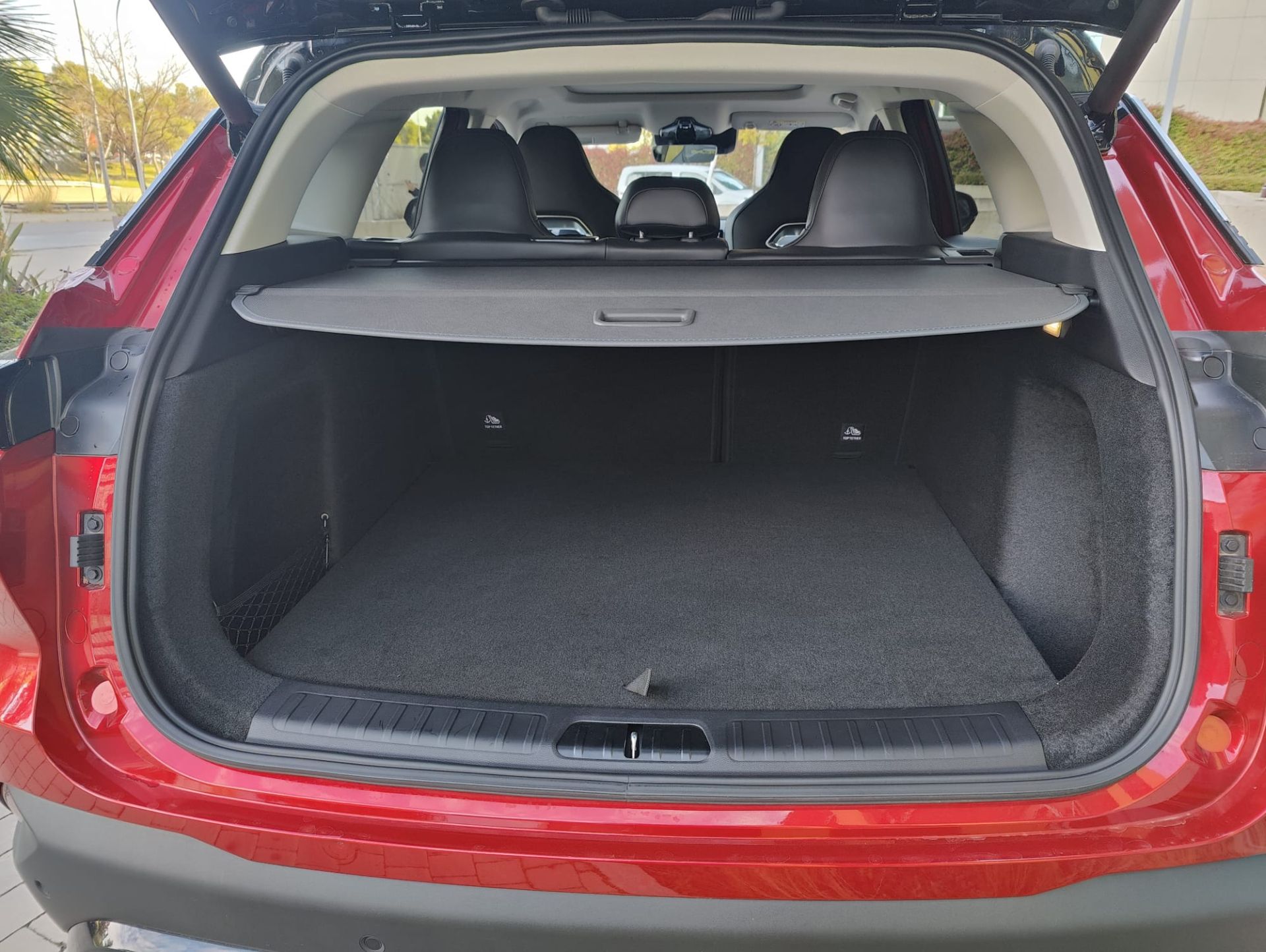 La capacidad para el equipaje está cifrada en un mínimo de 350 litros. Para acceder al espacio de carga basta accionar la llave inteligente y el amplio portón trasero se abre de forma automática. Volviendo a pulsar la llave, el portón se detiene. Y, si el conductor tiene una plaza de garaje con poca altura, podrá ajustar a través de la pantalla central hasta dónde quiere se abra. El maletero cuenta, en su lado izquierdo, con una toma de 12 voltios y, además, con un útil doble fondo para guardar por ejemplo una caja de herramientas.