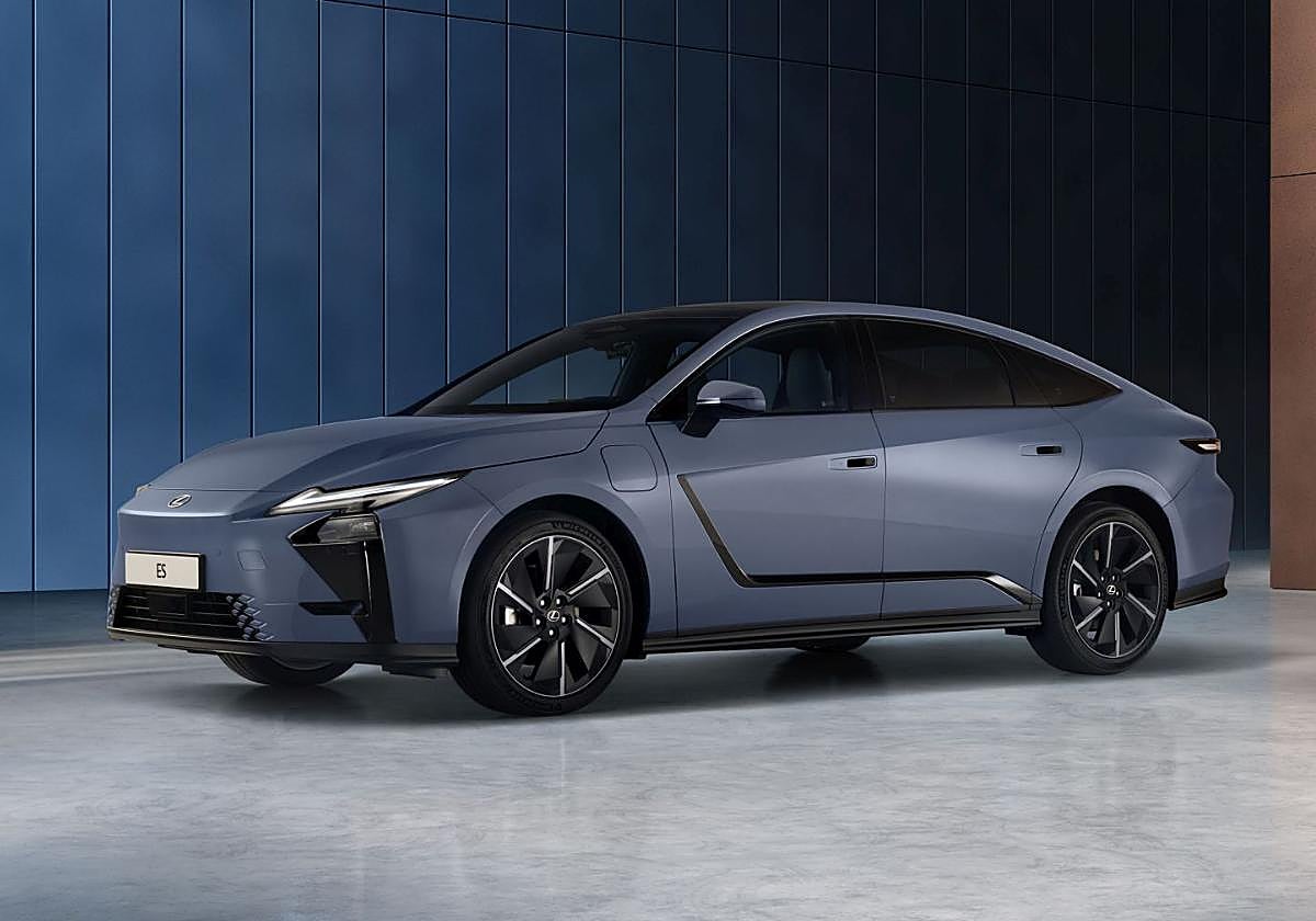 El sedán de Lexus apuesta por las líneas afiladas