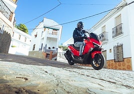 Probamos el nuevo QJ Motor Fort 125N, un superdotado y habilidoso maxiscooter GT