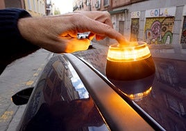 Facua acusa a la DGT de favorecer un «fraude masivo» con las balizas V-16