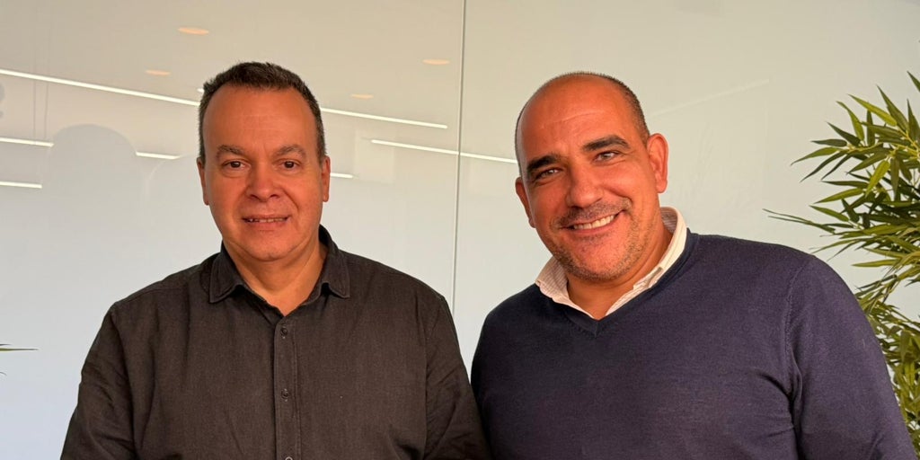 Los creadores de la baliza V16: «No nos vamos a hacer millonarios, con esto ganamos un poco más que en la Guardia Civil»