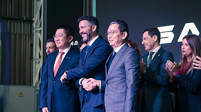 El CEO de Santana Motors, Edu Blanco; el director de Santana Factory, Mr. Zewen Liu; y Mr. Li Hui, Deputy CEO de BAIC Group