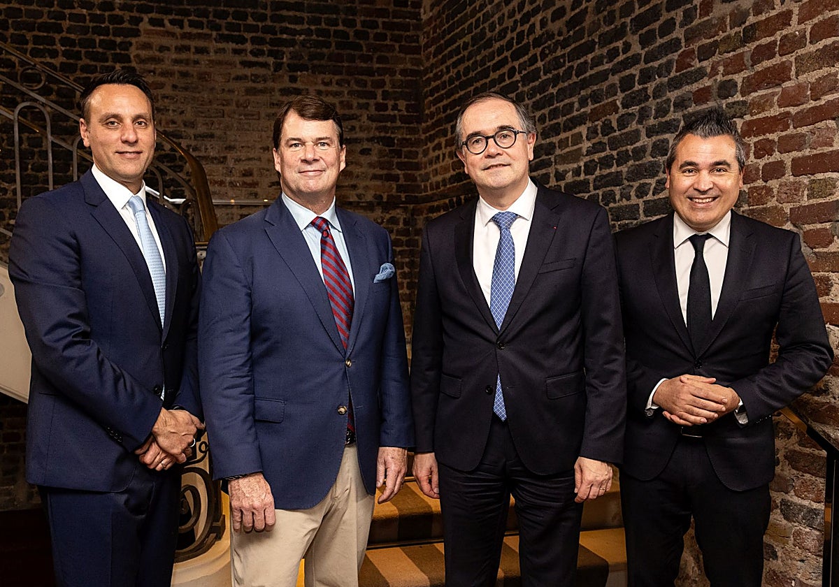 François Provost, CEO de Renault Group, y Jim Farley, presidente y CEO de Ford Motor Company, junto a directivos de ambas compañías