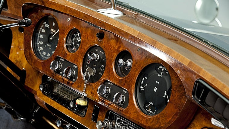 Detalhe de um lindo painel conversível Mulliner com estéreo Voxson com cartucho de 8 pistas.