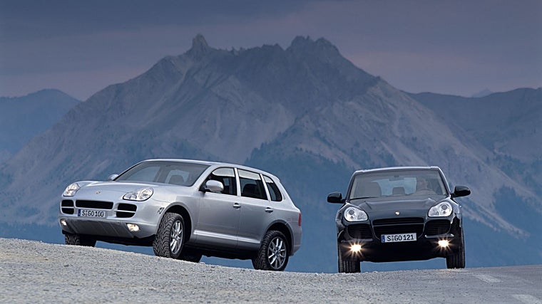 Duas versões iniciais, ambas V8 de 4,5 litros: 340 cv. naturalmente aspirado e 450 cv com turboalimentação.