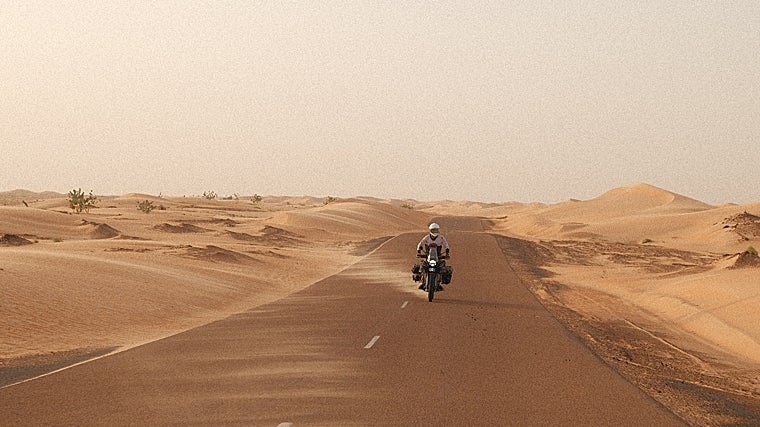 Até a África: a extraordinária aventura de motocicleta de três bravos espanhóis