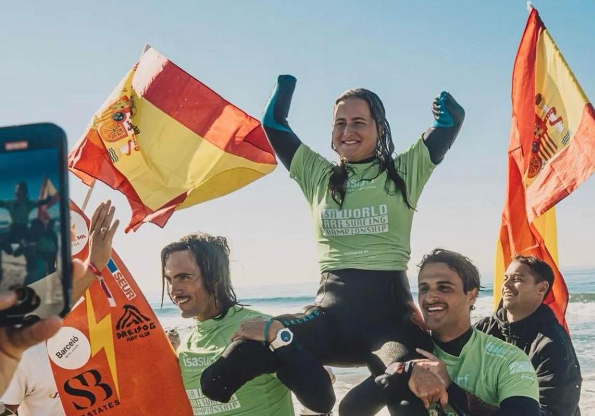 Sarah Almagro en el campeonato del mundo de surf junto a dos de sus profesores