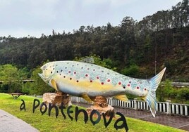A Pontenova inaugura la escultura más grande del mundo de una trucha