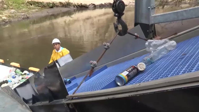 Recogen en río de Ecuador más de 435 kilos de plásticos para evitar que lleguen al océano