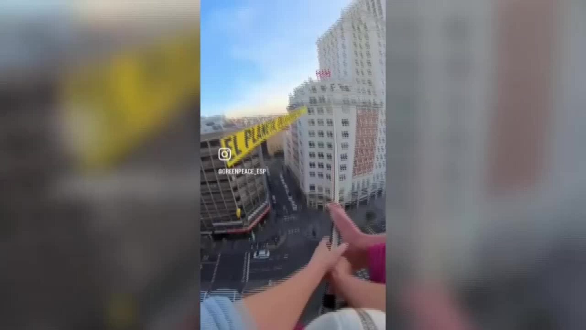 Una activista de Greenpeace camina sobre una cuerda a 30 metros de altura