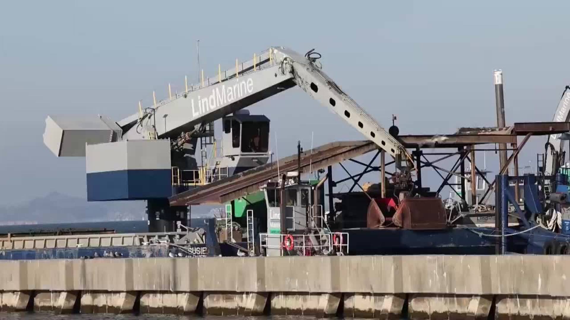 La empresa californiana PG&amp;E continúa con las labores de limpieza de lodo en la Bahía de San Francisco