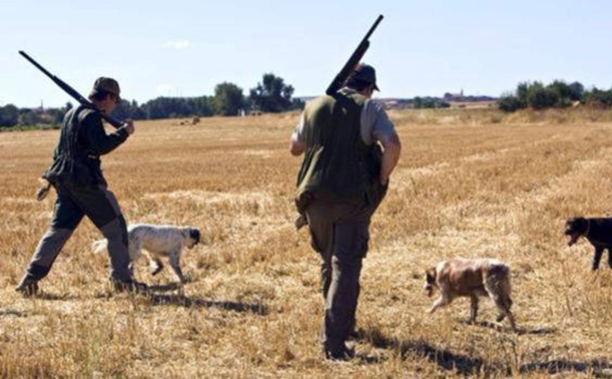 Dos cazadores por el campo