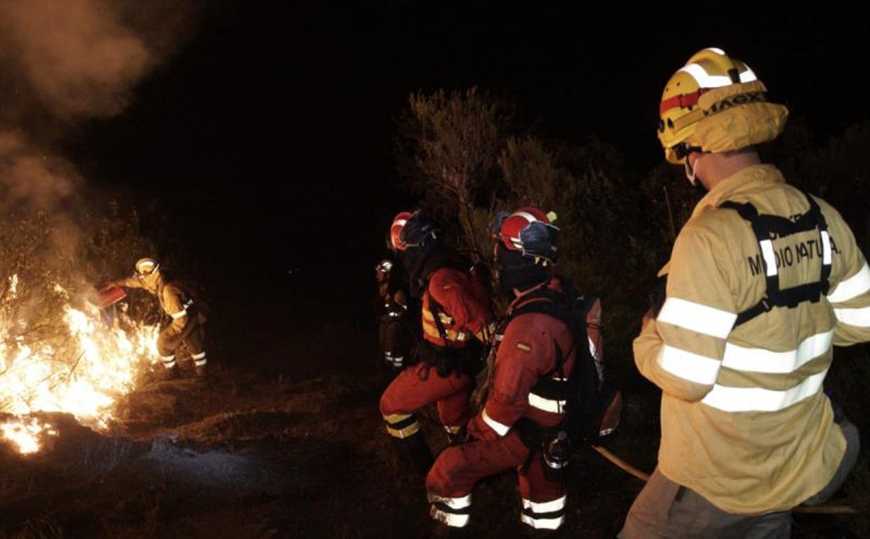 Bomberos combatiendo las llamas