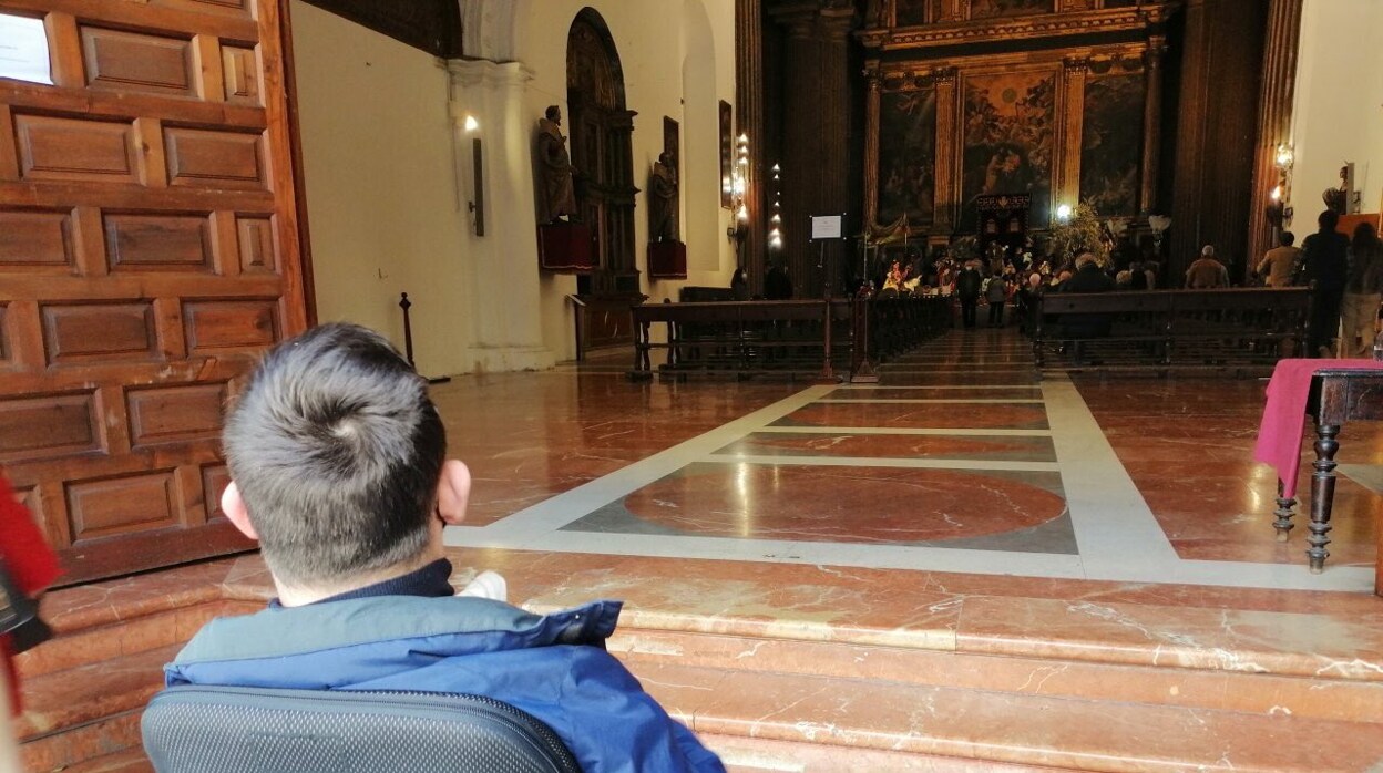 La lucha de un padre sevillano para que su hijo acceda a la iglesia de la Anunciación con su silla de ruedas