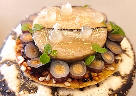 Imagen secundaria 1 - Sobre estas líneas, la sala de Ocean, que abre cada noche su ventanal frente al mar Átlantico. Abajo, alguno de los platos del menú 'Ruta de la India' con ingredientes portugueses, africanos e indios.