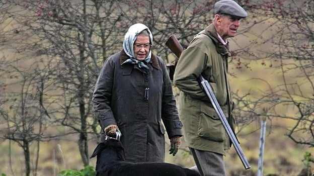 Isabel II y Felipe de Edimburgo en una de sus últimas jornadas de caza en Balmoral