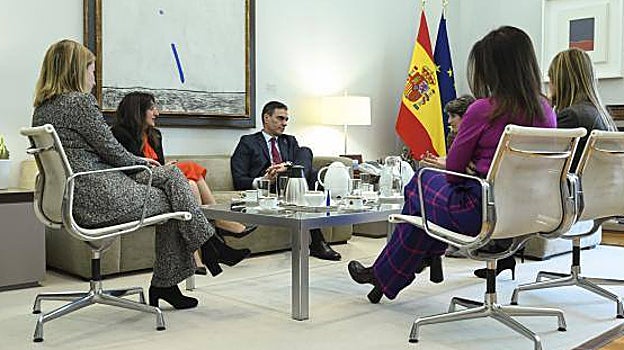 El matrimonio &#039;Sánchez-Gómez&#039; recibe a cuatro mujeres directivas en La Moncloa por el 8-M