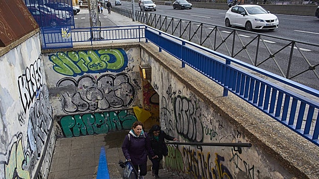 Dos mujeres suben a la superficie tras cruzar uno de los subterráneos de la A-5