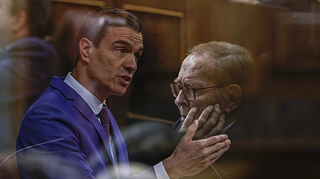 Tamames escucha el «tocho» de  Sánchez