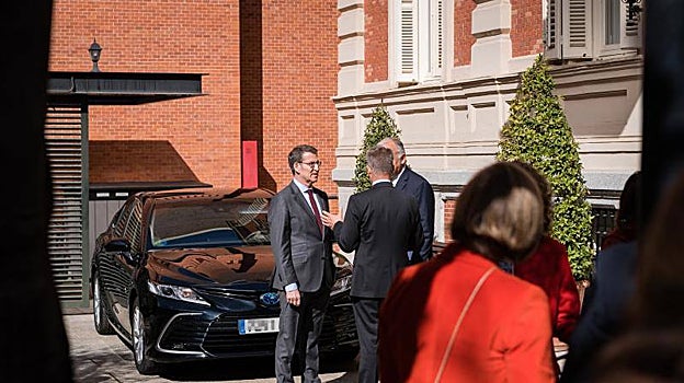 Feijóo conversa con el embajador de Suecia, a su llegada al patio de la legación en Madrid
