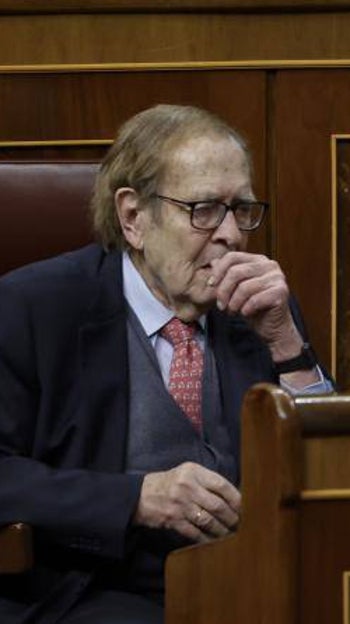 Ramón Tamames, en la bancada  del Congreso de los Diputados