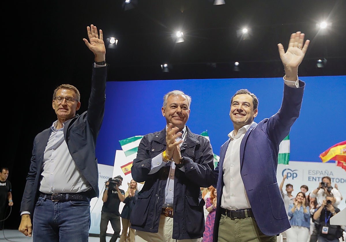 Alberto Núñez Feijóo, José Luis Sanz y Juanma Moreno, en el mitin de Sevilla