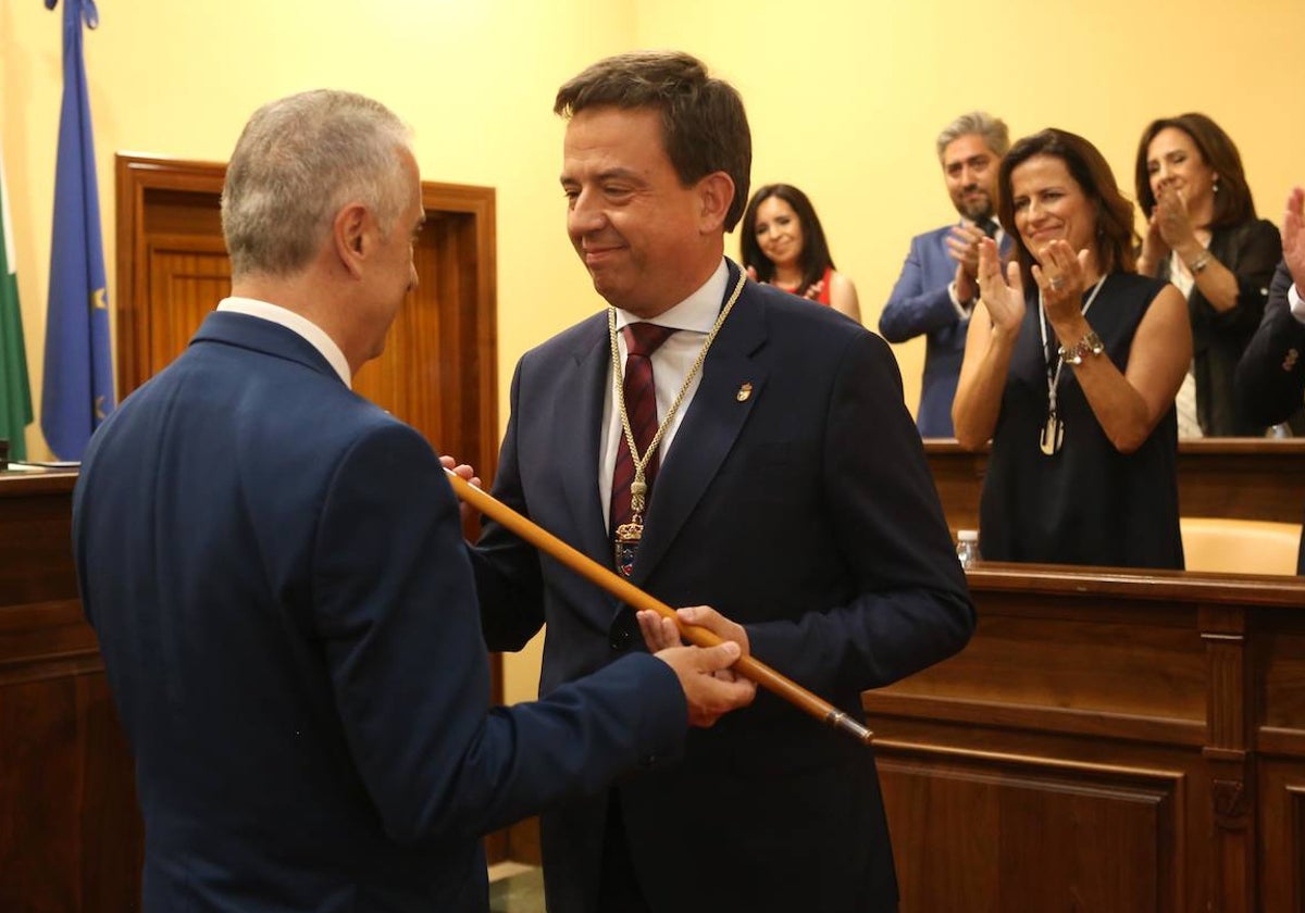 El nuevo alcalde de Lucena, recibiendo este sábado el bastón de mando