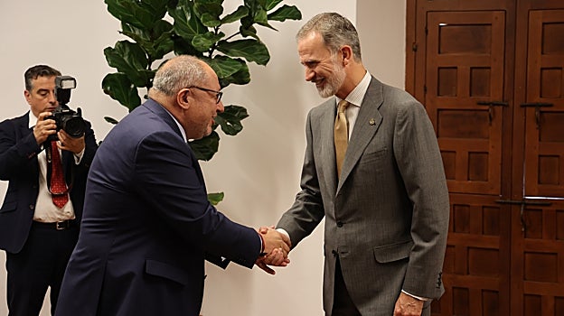 El Rey saluda al rector de la UCO, Manuel Torralbo