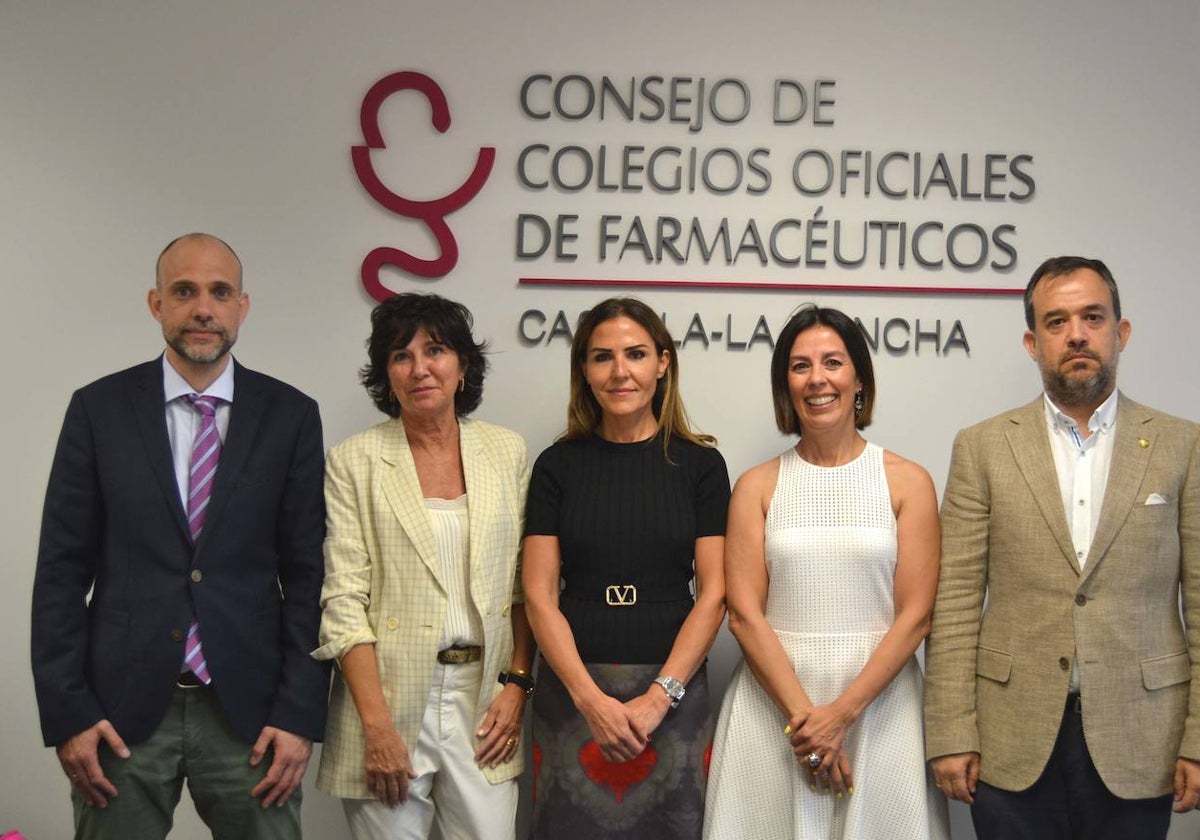 La nueva presidenta, en el centro de la imagen, junto a su equipo