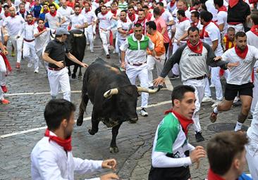 Los Cebada Gago dejan un emocionante y peligroso encierro en San Fermín