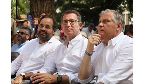 Alberto Núñez Feijoó junto al presidente del Partido Popular de Castilla-La Mancha, Paco Núñez y el alcalde de Ciudad Real, Francisco Cañizares