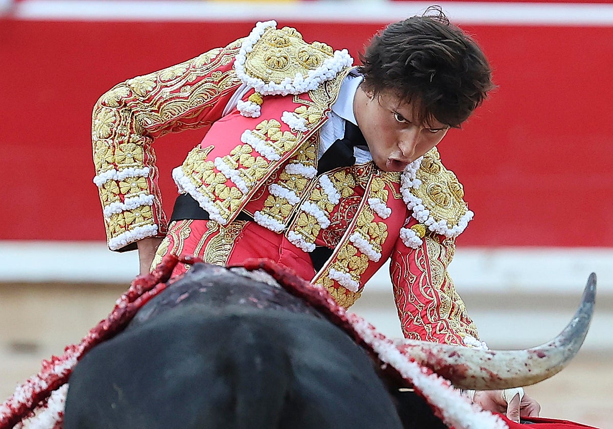 Roca Rey en Pamplona con un toro de Victoriano