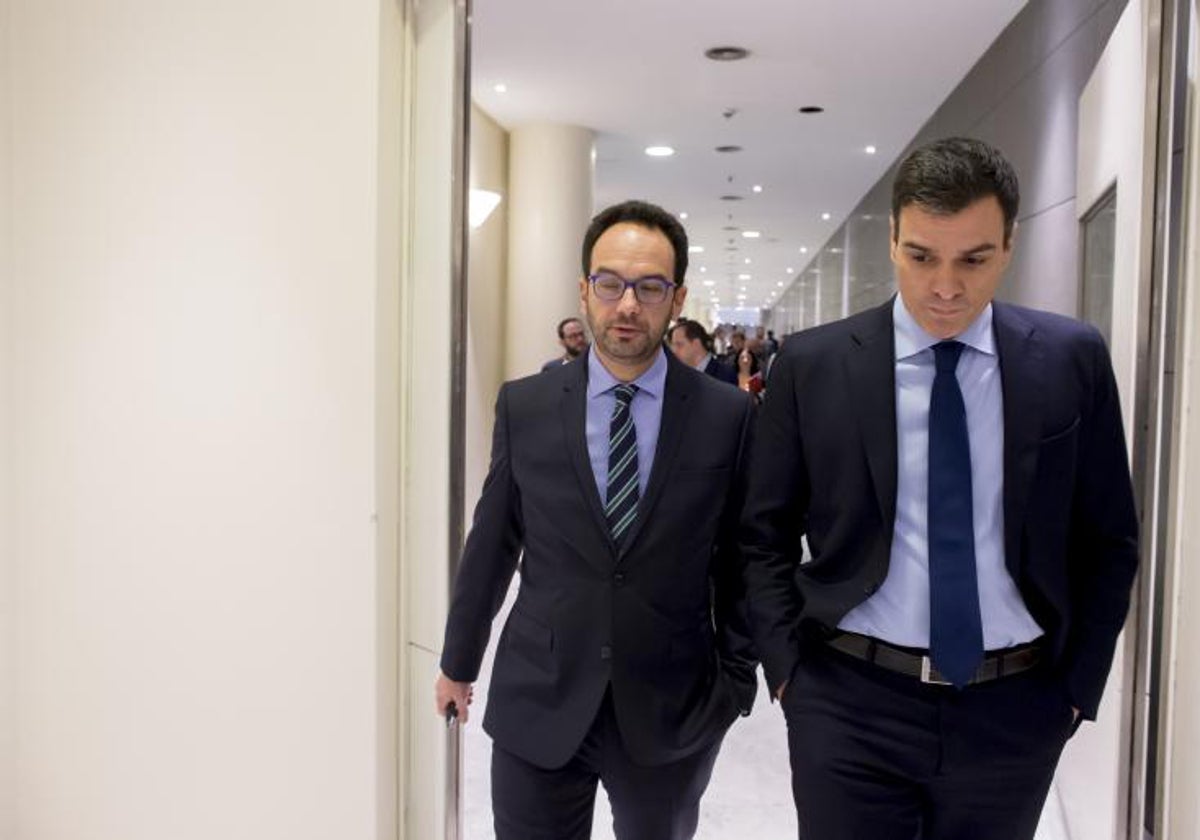 Antonio Hernando y Pedro Sánchez a comienzos de 2016