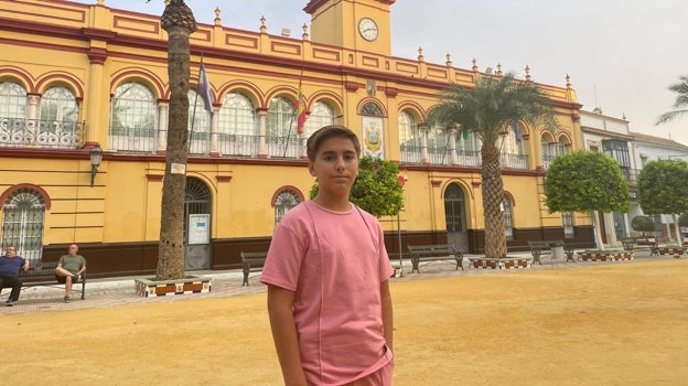 Jesús Montero, en la Plaza de la Corredera de Arahal, su pueblo