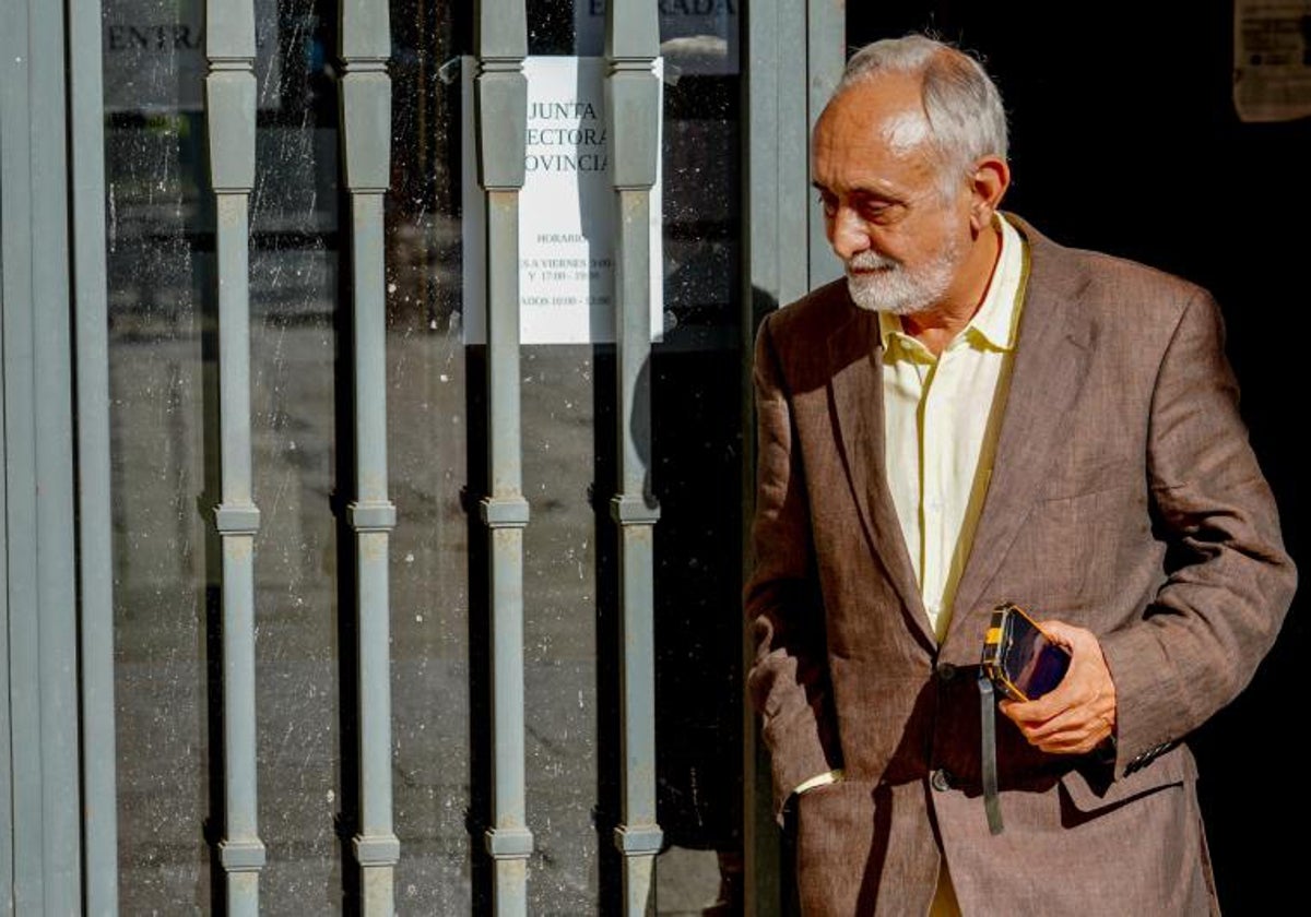 Fernando Villén Rueda, exdirector general de la Faffe, saliendo de la Audiencia de Sevilla