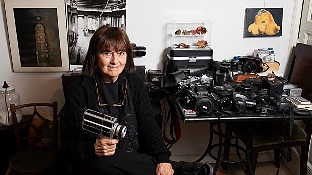 González con una de las múltiples cámaras que ha utilizado a lo largo de su trayectoria