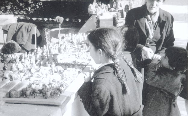 Mercadillo de Navidad con figuras de belén en Sevilla en 1959