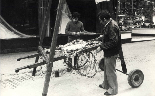 Operarios montando la iluminación navideña de las calles en la década de 1970