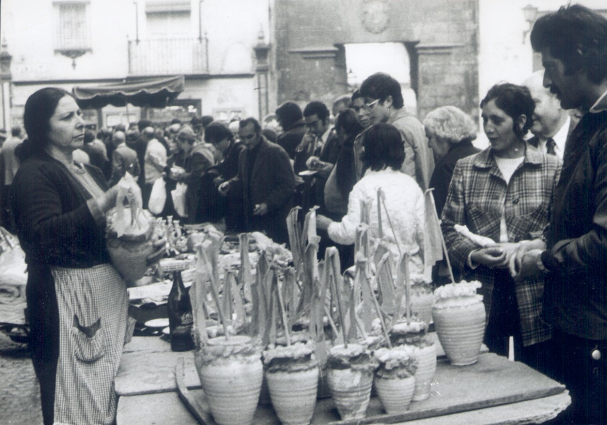 Una señora vende zambombas en El Jueves, en la calle Feria