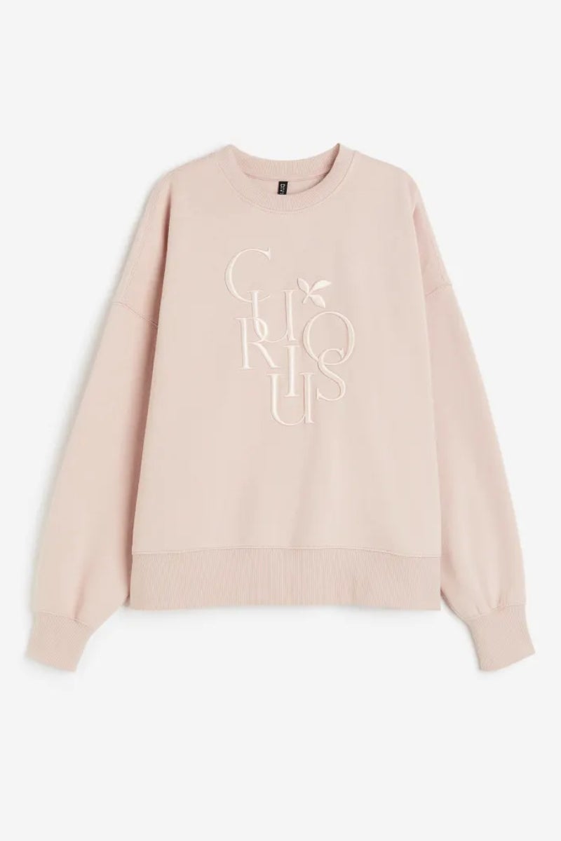 H&M. Sudadera oversize con estampado bordado para llevar con jeans o faldas satinadas. Precio: 19,99€.