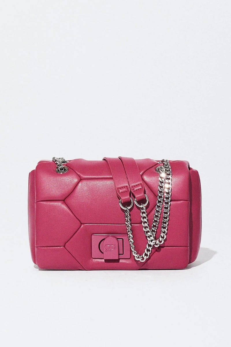 Parfois. Bolso bandolera fucsia acolchado con cadena. Ideal para darle un toque de luz hasta a tus looks más serios. Precio: 12,99€.