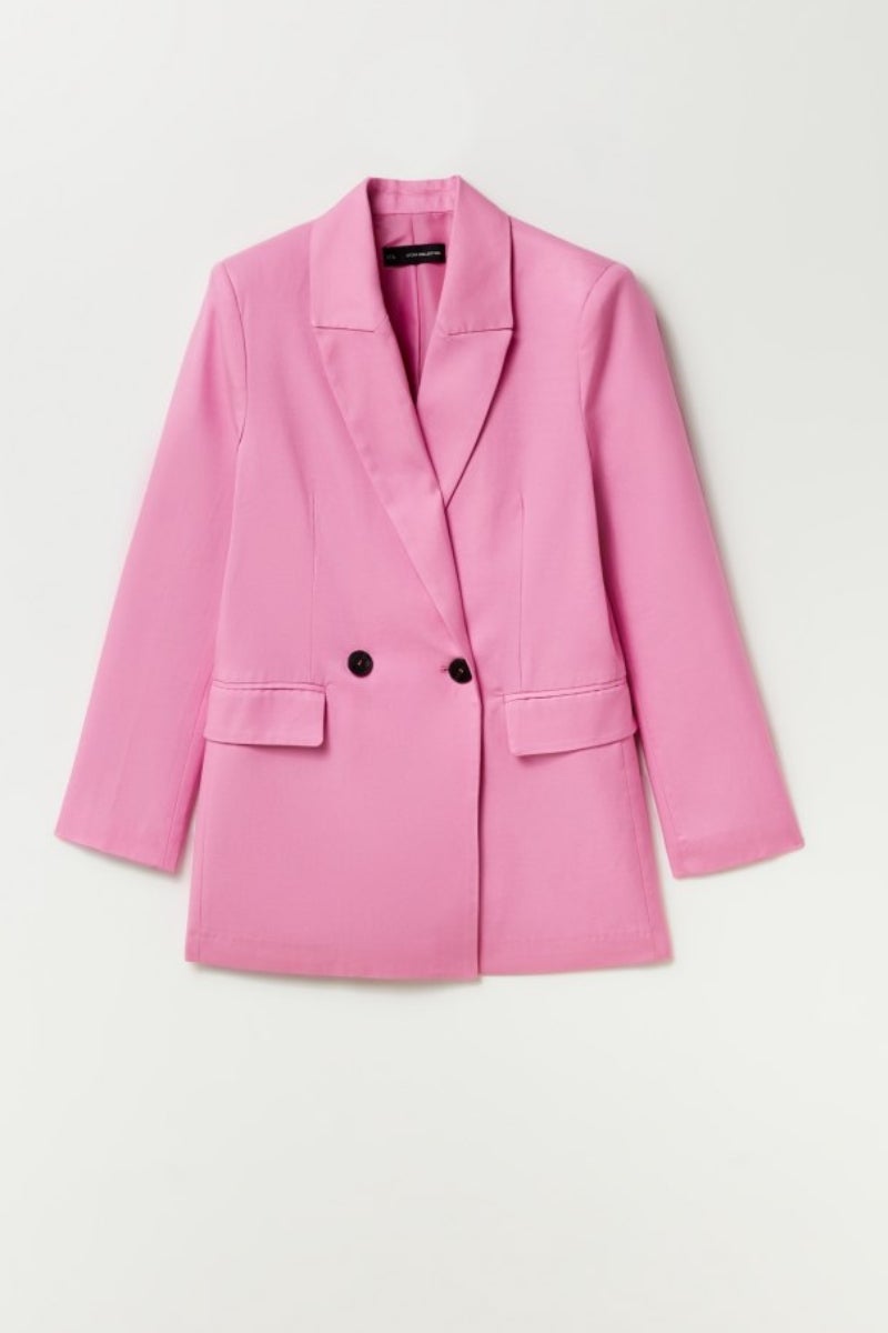 Sfera. Blazer de corte masculino ligeramente oversize con las solapas cruzadas. Precio: 59,99€.