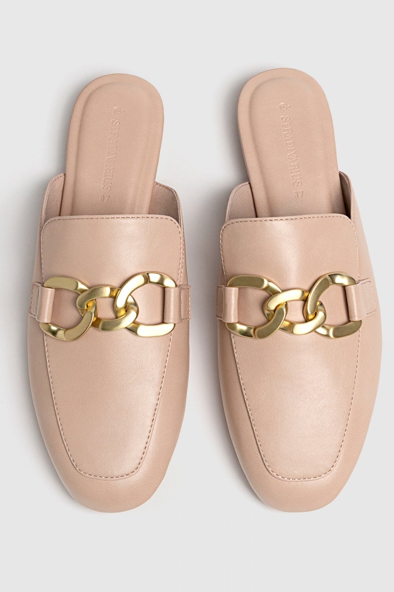 Stradivarius. Mules planos con hebilla en el empeine para llevar a los looks de oficina. Precio: rebajados a 9,99€.